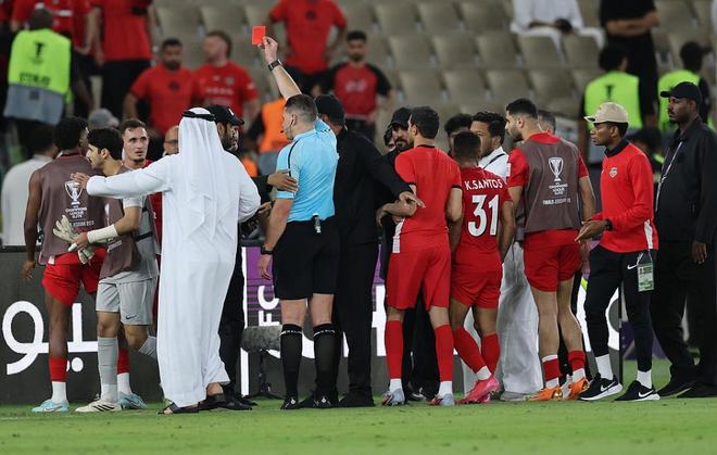 马宁不孤单 亚冠名哨离谱吹掉2球 遭西亚球员围堵追着骂 多人染红