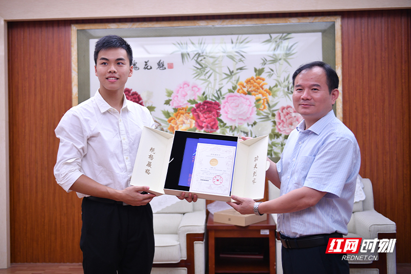 山东高速VS上海久事直播上海久事目前保持十连胜领跑积分榜，浙江浙商证券紧追不舍，而深圳马可波罗逆袭跃居第三，山东高速为何在积分上落后广东东阳光令人疑惑