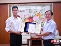 山东高速VS上海久事直播上海久事目前保持十连胜领跑积分榜，浙江浙商证券紧追不舍，而深圳马可波罗逆袭跃居第三，山东高速为何在积分上落后广东东阳光令人疑惑